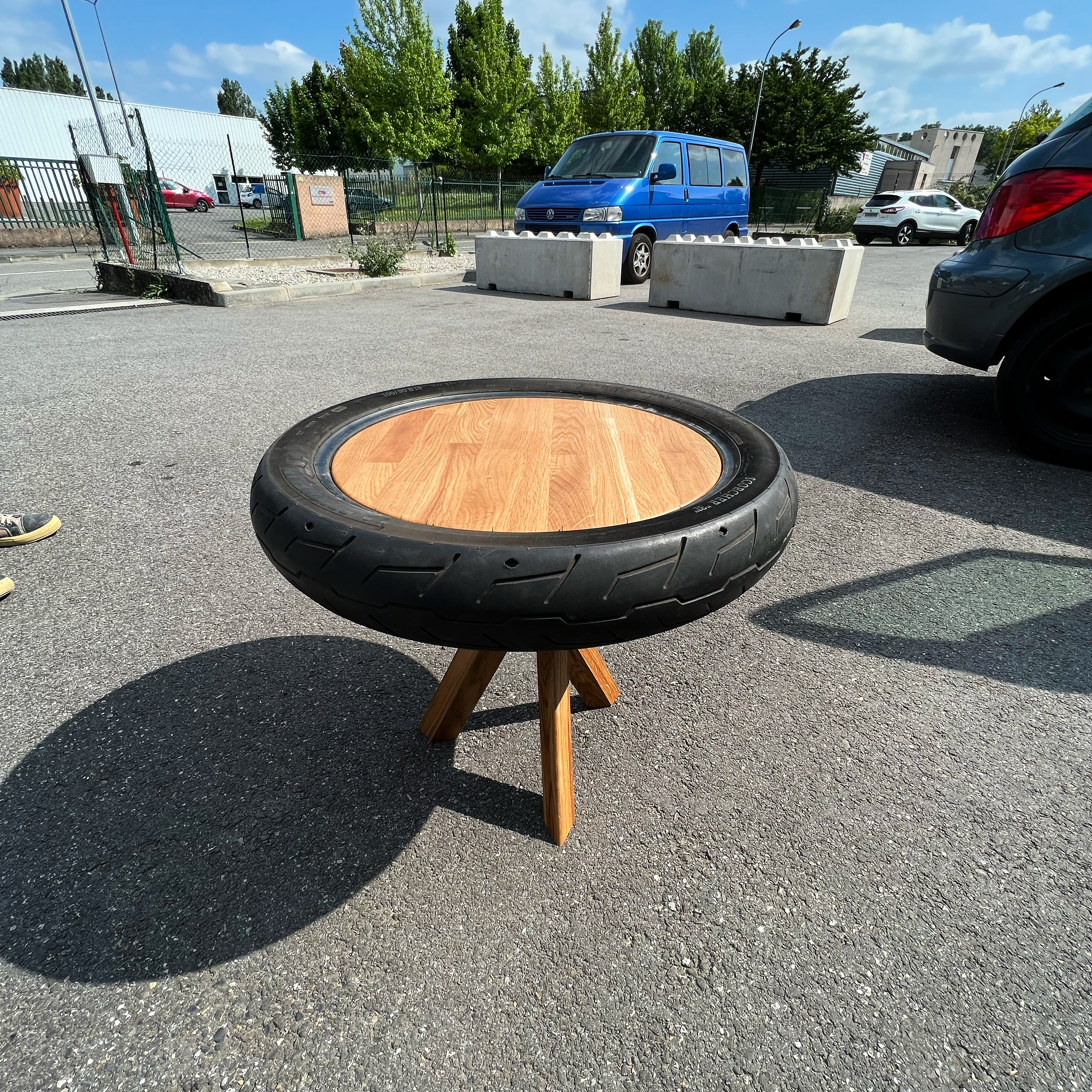 Table basse en chêne avec un pneu de moto